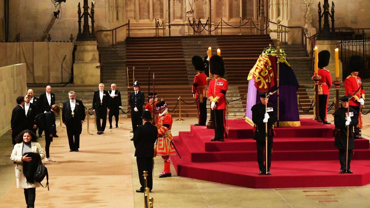Christina Heerey, la última persona en presentar sus respetos al ataúd de la Reina Isabel II en el Gran Salón del Palacio de Westminster.