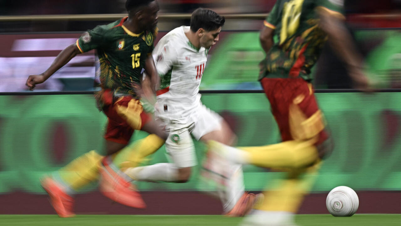 Gastland Marokko versloeg Kameroen en ging door naar de halve finales van AFCON
