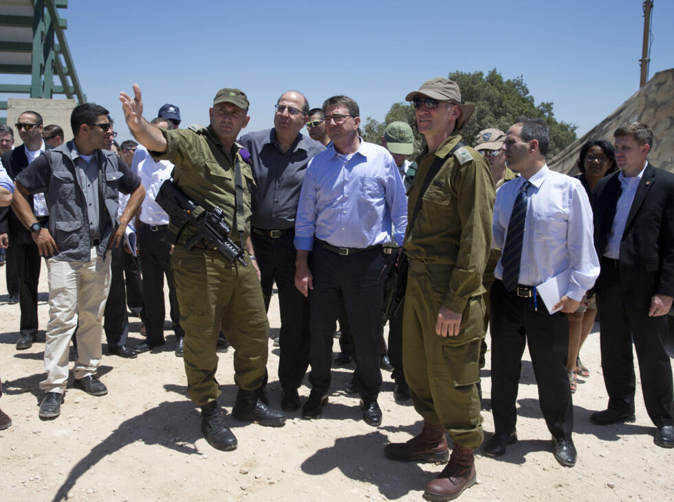 Yair Golan alors chef d'État major adjoint de l'armée israélienne (en uniforme, à droite) avec le secrétaire à la Défense américain Ash Carter (au centre), en 2015.