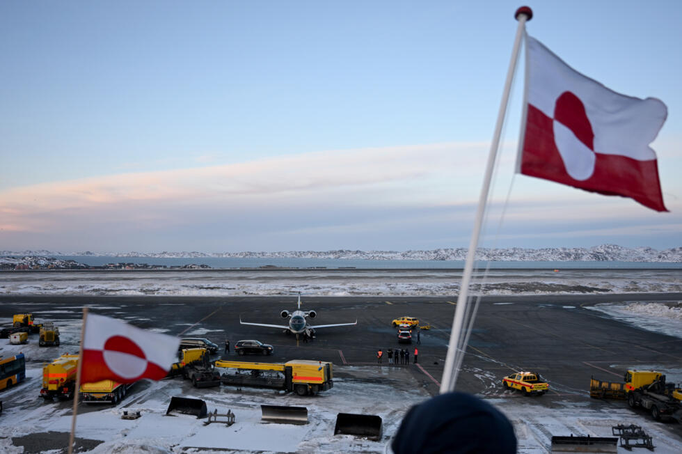 Le drapeau groenlandais flotte près de l'aéroport de Nuuk au Groenland où a atterri l'avion de la Première ministre danoise Mette Frederiksenle, le vendredi 23 janvier 2026