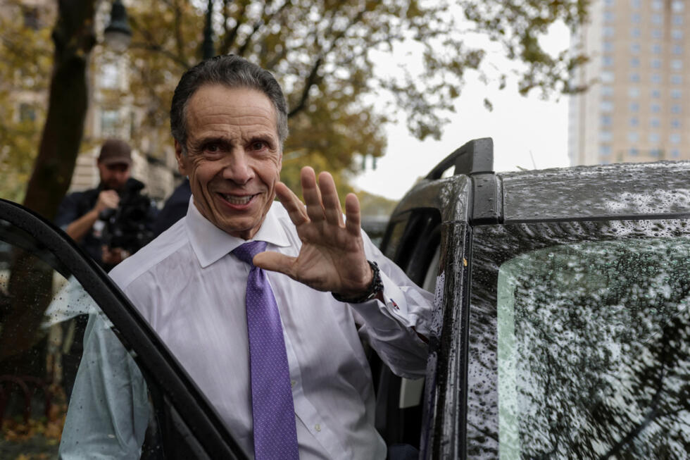L'ancien gouverneur de New York et candidat indépendant à la mairie, Andrew Cuomo, quitte une conférence de presse à New York, aux États-Unis, le 30 octobre 2025.
