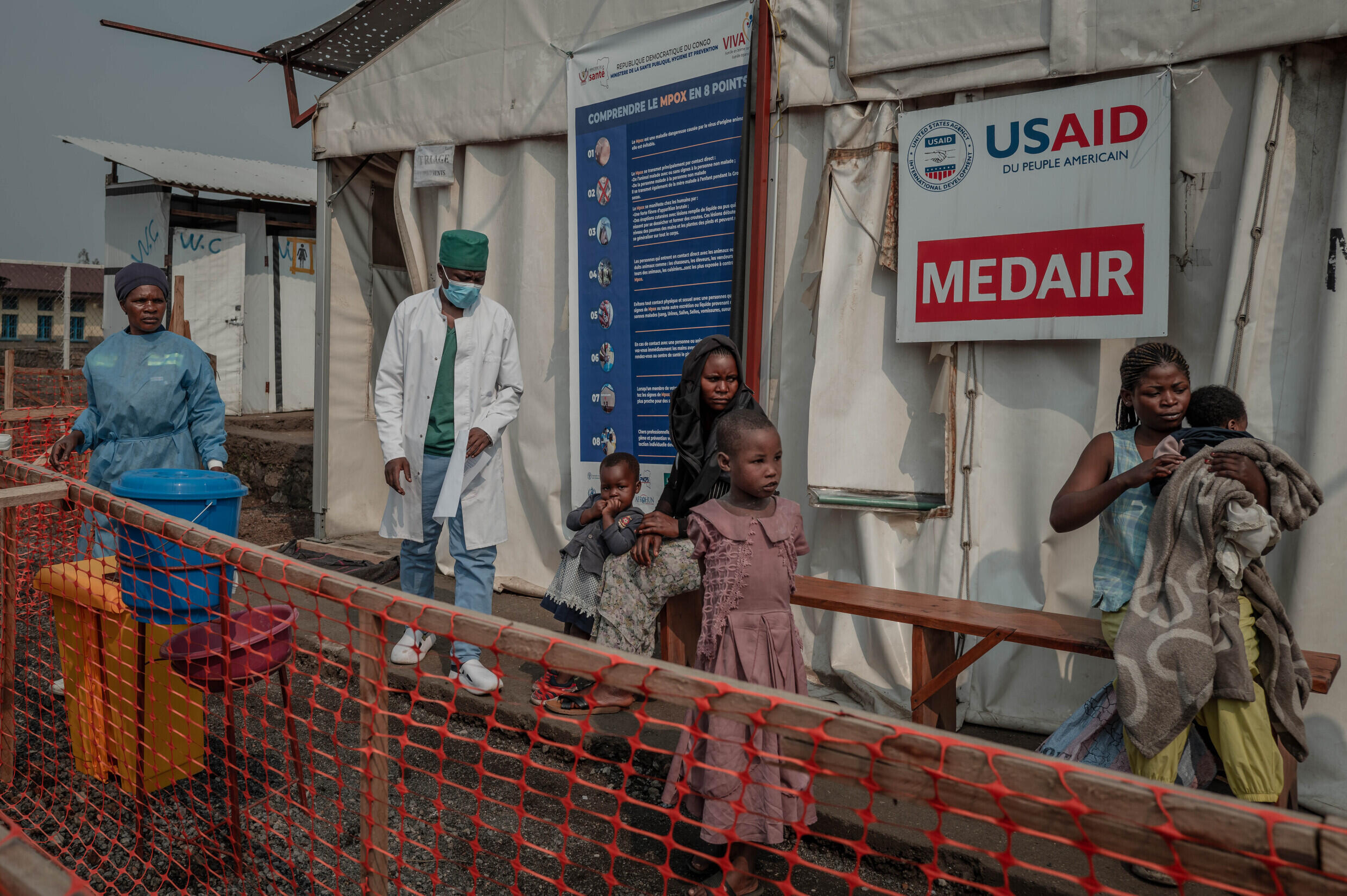 Des patients attendent devant une salle de consultation dédiée à l'épidémie de mpox, à Goma, en RDC, le 16 août 2024