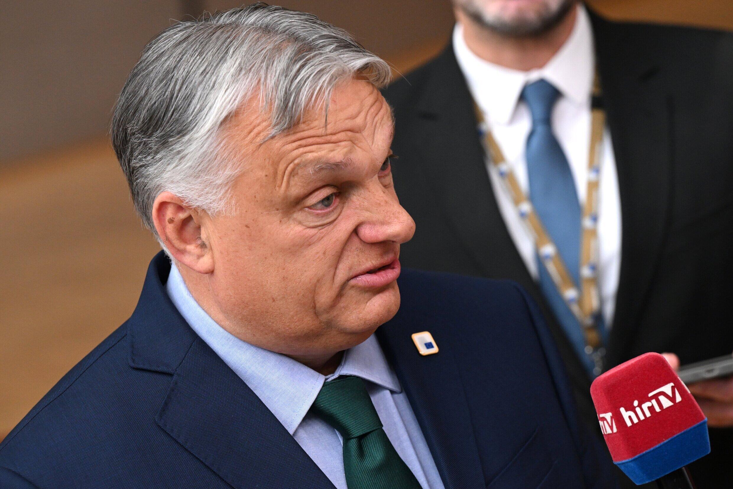 Le Premier ministre hongrois Viktor Orban répond aux questions des journalistes lors d'un sommet européen à Bruxelles le 27 juin 2024