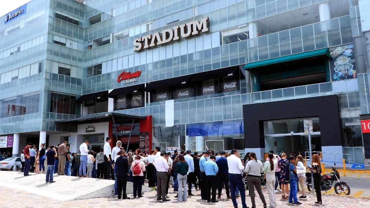 LEÓN (MÉXICO), 19/09/2022.- Personas permanecen en las calles hoy, después de registrarse un sismo en la ciudad de León, estado de Guanajuato (México). Un sismo de magnitud 7,7 sacudió este lunes el centro de México, con saldo de un muerto, justo en el día de los aniversarios de los terremotos del 19 de septiembre de 1985 y de 2017, considerados los dos más destructivos de la historia reciente en el país.