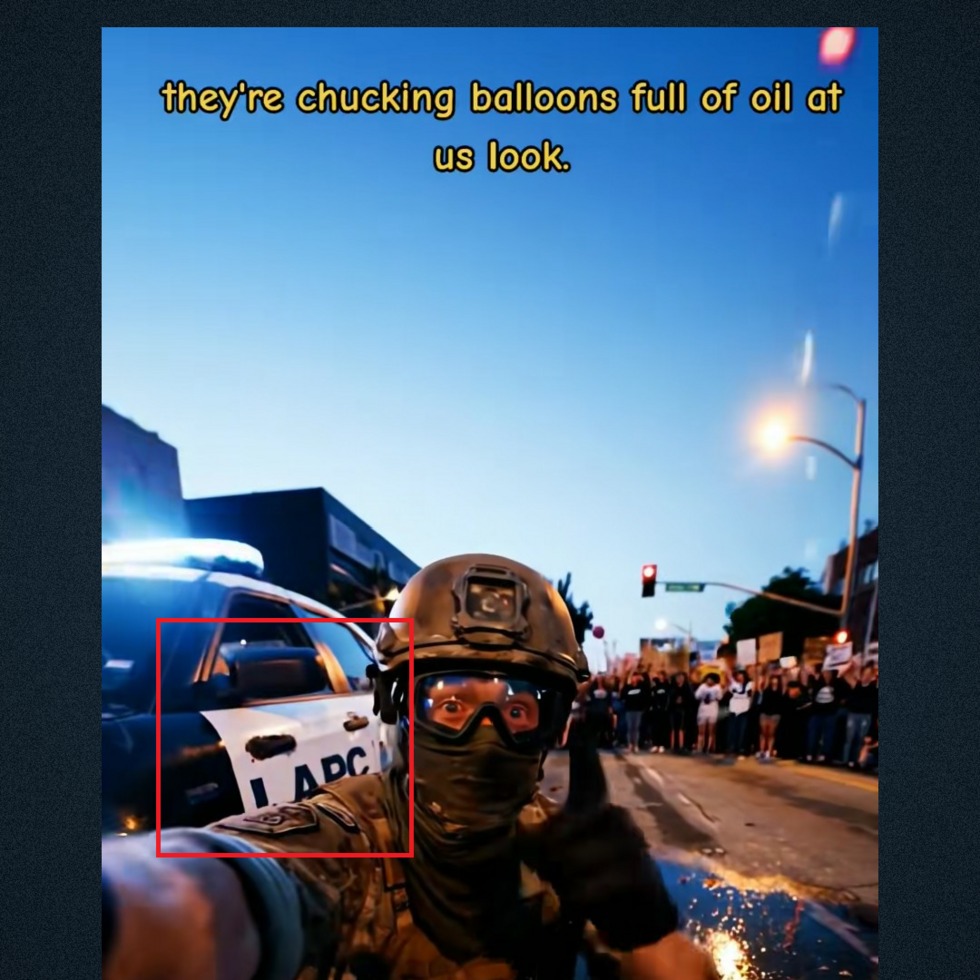 Dans la vidéo publiée sur Tiktok le 9 juin 2025, un acronyme erroné est visible sur une voiture de police.