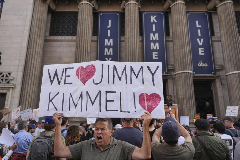 Oscar Villanueva sostiene un cartel frente al El Capitan Entertainment Centre, donde se graba el programa nocturno «Jimmy Kimmel Live!», el jueves 18 de septiembre de 2025, en Los Ángeles.