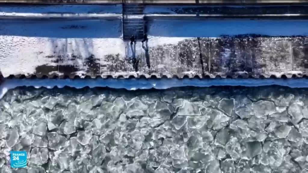 الولايات المتحدة: حرمان الملايين من الكهرباء وإلغاء آلاف الرحلات الجوية جراء عاصفة قطبية قوية