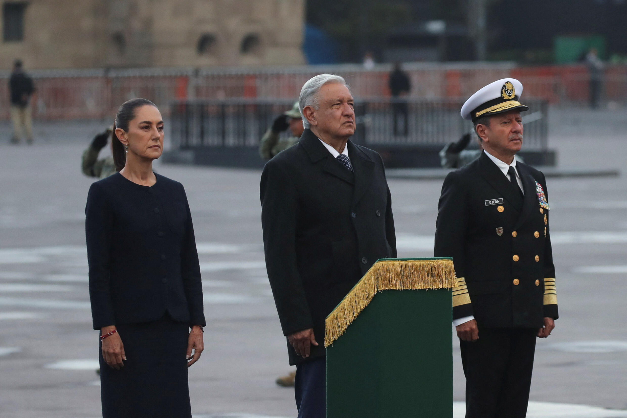 La presidenta electa de México, Claudia Sheinbaum, el presidente de México, Andrés Manuel López Obrador, y el secretario de Marina, José Ojeda, asisten a una ceremonia en honor a las víctimas de los terremotos de septiembre de 1985 y 2017, en la Plaza del Zócalo en la Ciudad de México, México, 19 de septiembre de 2024.