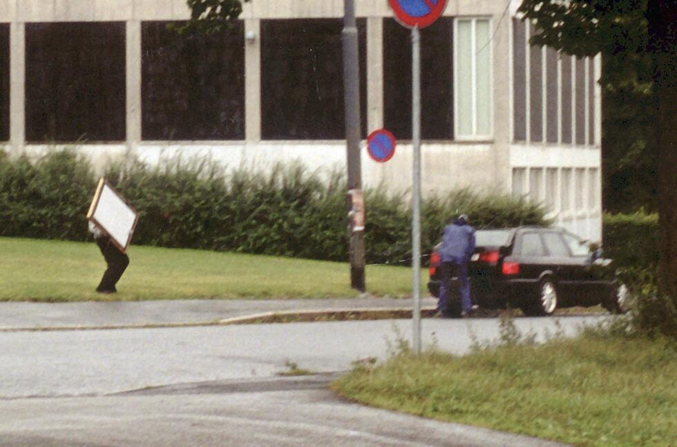 auto_awesome
Langue source : Anglais
163 / 5 000
Des voleurs armés fuient les lieux après avoir cambriolé le musée Munch à Oslo et chargent les tableaux à l'arrière d'une voiture de fuite, le 22 août 2004 vers 11 heures, heure locale.