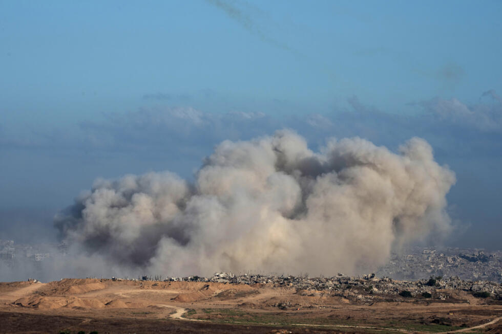 De la fumée s'élève lors d'une frappe israélienne sur la bande de Gaza, dimanche 6 juillet 2025.