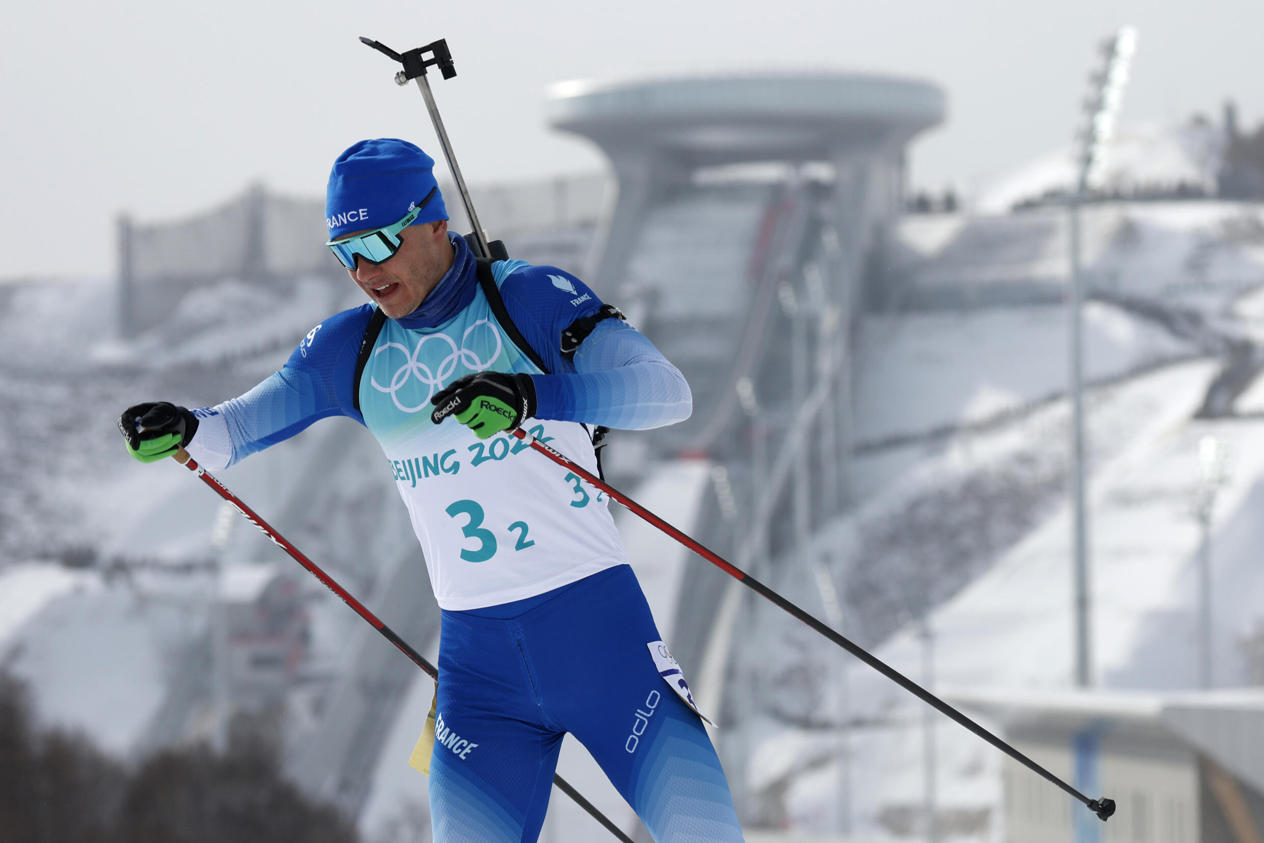 Der französische Athlet Emilian Jacqueline während einer Staffel bei den Olympischen Spielen in Peking am 15. Februar 2022 auf der Biathlonstrecke von Zhangjiago