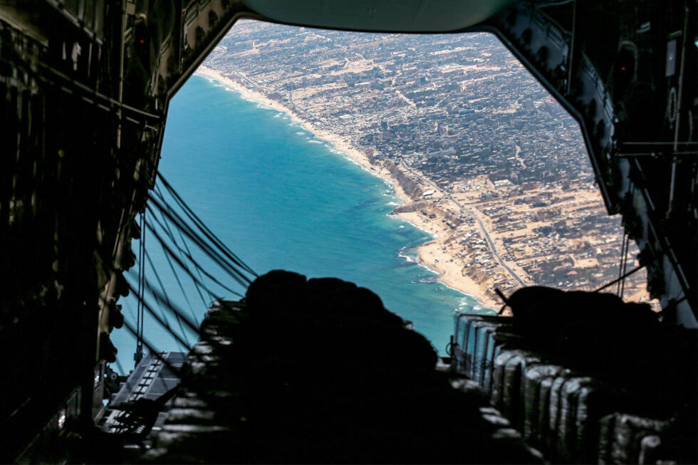 Un avion de l'armée allemande largue de l'aide humanitaire au-desus de la bande de Gaza, le 5 août 2025.