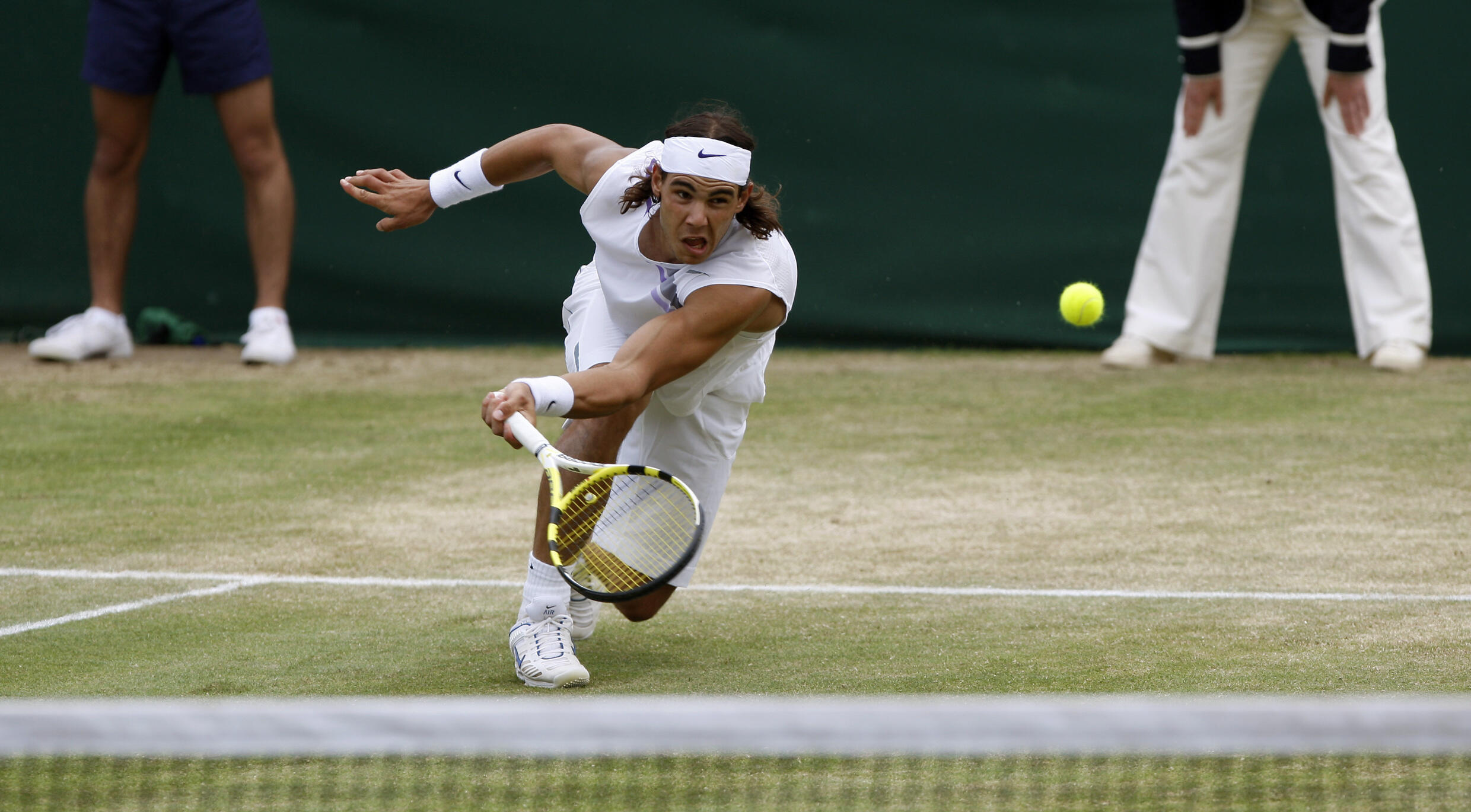 Le style de "guerrier" de Rafael Nadal a contribué à son immense popularité, mais aussi aux soucis physiques qui l'ont miné pendant des années. Ici lors d'un match à Wimbledon en 2006.