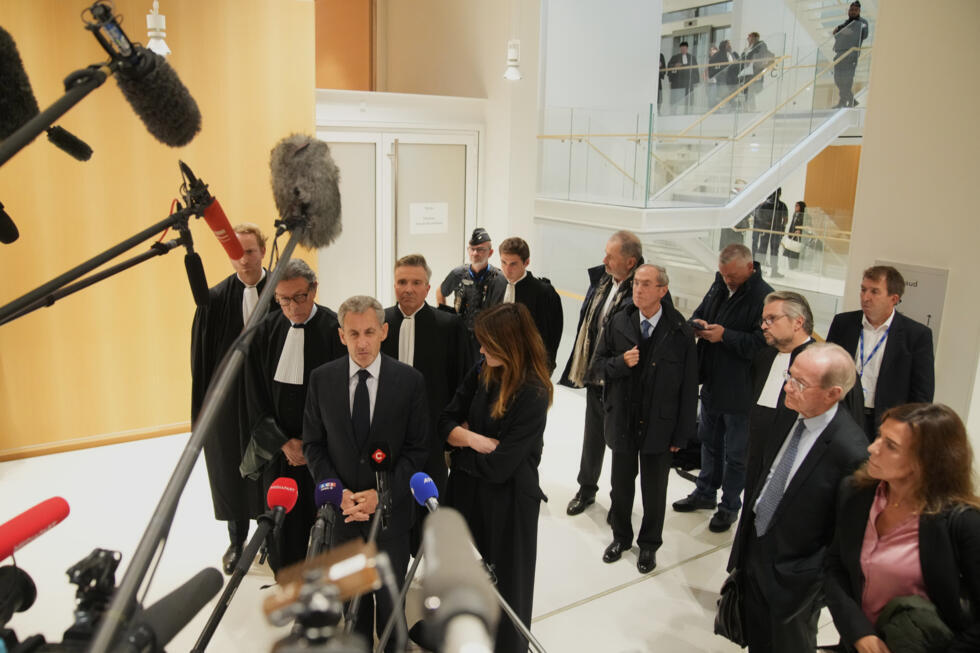 Nicolas Sarkozy declara a los medios luego de haber recibido una sentencia de culpabilidad en un caso de asociación criminal. París, 25 de septiembre de 2025.