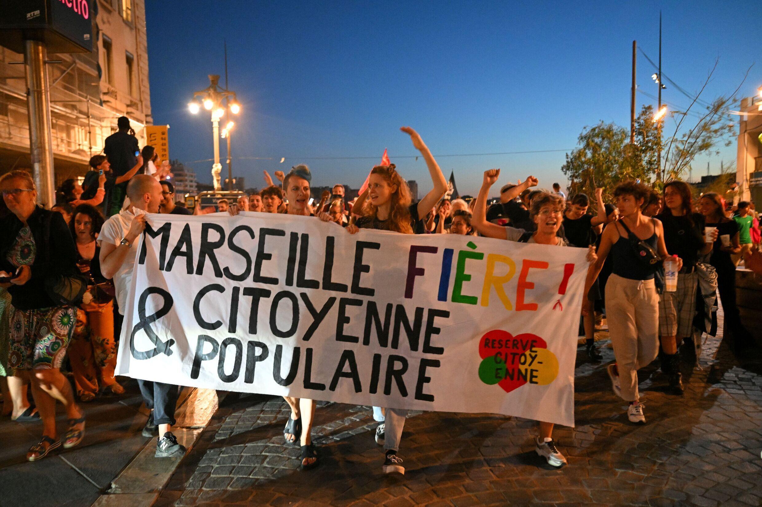 Manifestation pour célébrer le score moins élevé que prévu par les sondages de l'extrême droite après les premiers résultats du second tour des élections législatives à Marseille, le 7 juillet 2024