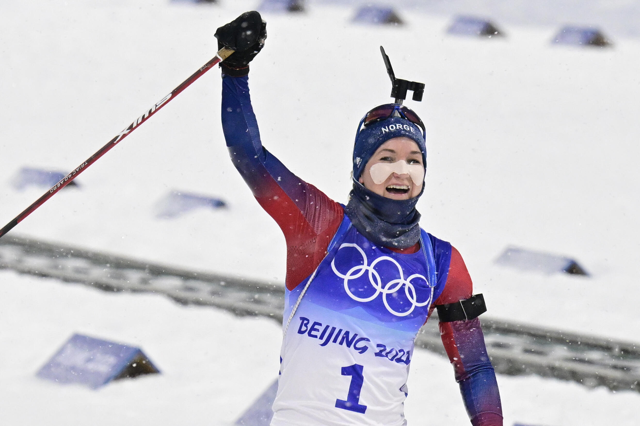 Der norwegische Biathlet Martே Olsp்பு Royceland begeistert den puritanischen Olympiasieger bei den Spielen in Peking auf der Zhangjiago Road am 13. Februar 2022