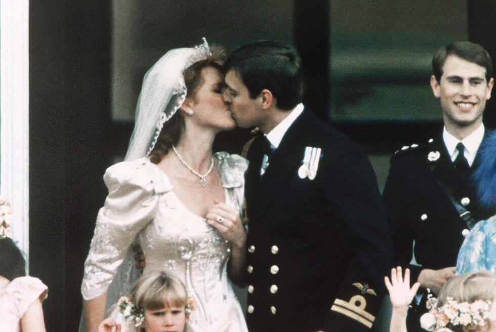 Un baiser du prince Andrew avec son épouse Sarah Ferguson sur le balcon du palais de Buckingham à Londres, le 23 juillet 1986.