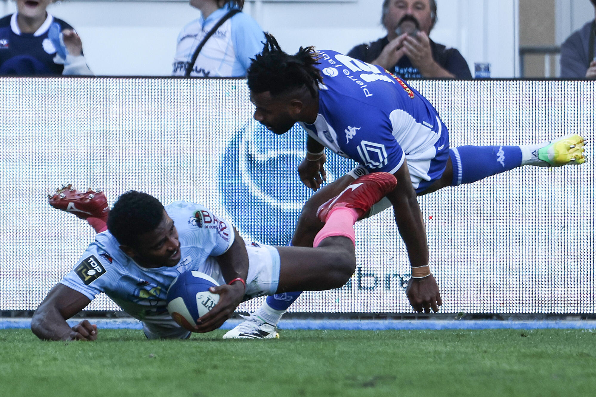Aussie Arnold marque sur le retour de Toulouse dans la déroute de Brive 1 Kaminieli Rasaku a remporté la Coupe du monde de rugby à 7 en septembre