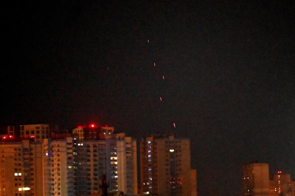 La défense aérienne ukrainienne tire sur des drones russes lors d'une attaque nocturne massive sur Kiev le 28 août 2025.