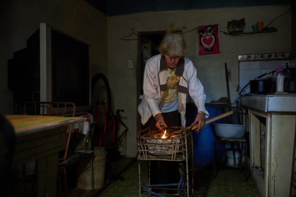 Una mujer aviva brasas en su cocina para poder preparar la comida, en medio de un apagón programado en Santa Cruz del Norte, Cuba, el 3 de febrero de 2026.
