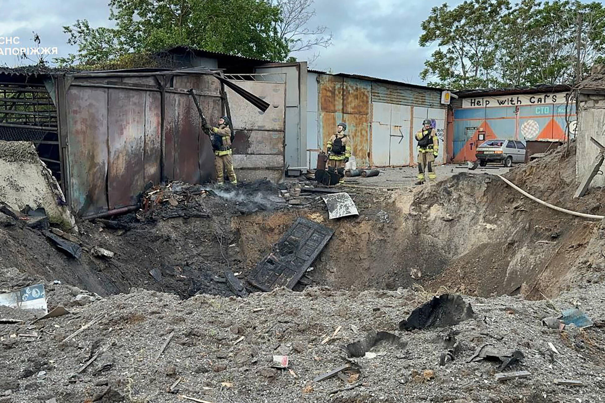 Photo diffusée par les services d'urgence ukrainiens, le 8 mai 2024, montrant des secouristes sur les lieux d'une attaque de missile à Zaporijjia