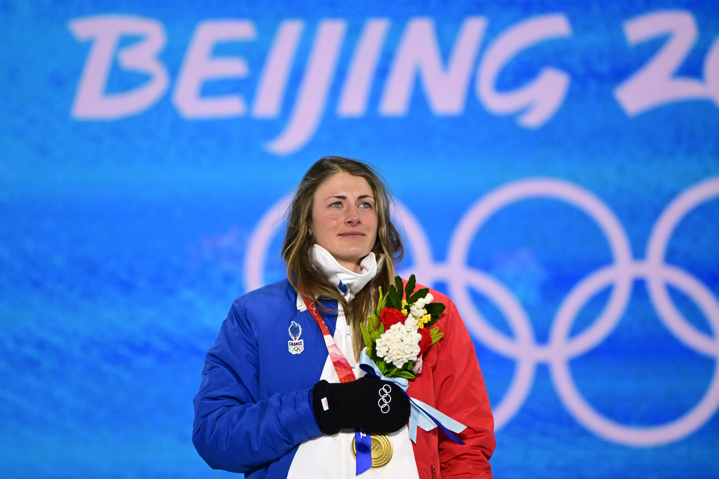 Während der Protokollzeremonie der Spiele in Peking am 19. Februar 2022 gewann der Franzose Justin Priest-Bouchet die Goldmedaille bei der Eröffnung der Messe in Zhangjiajou
