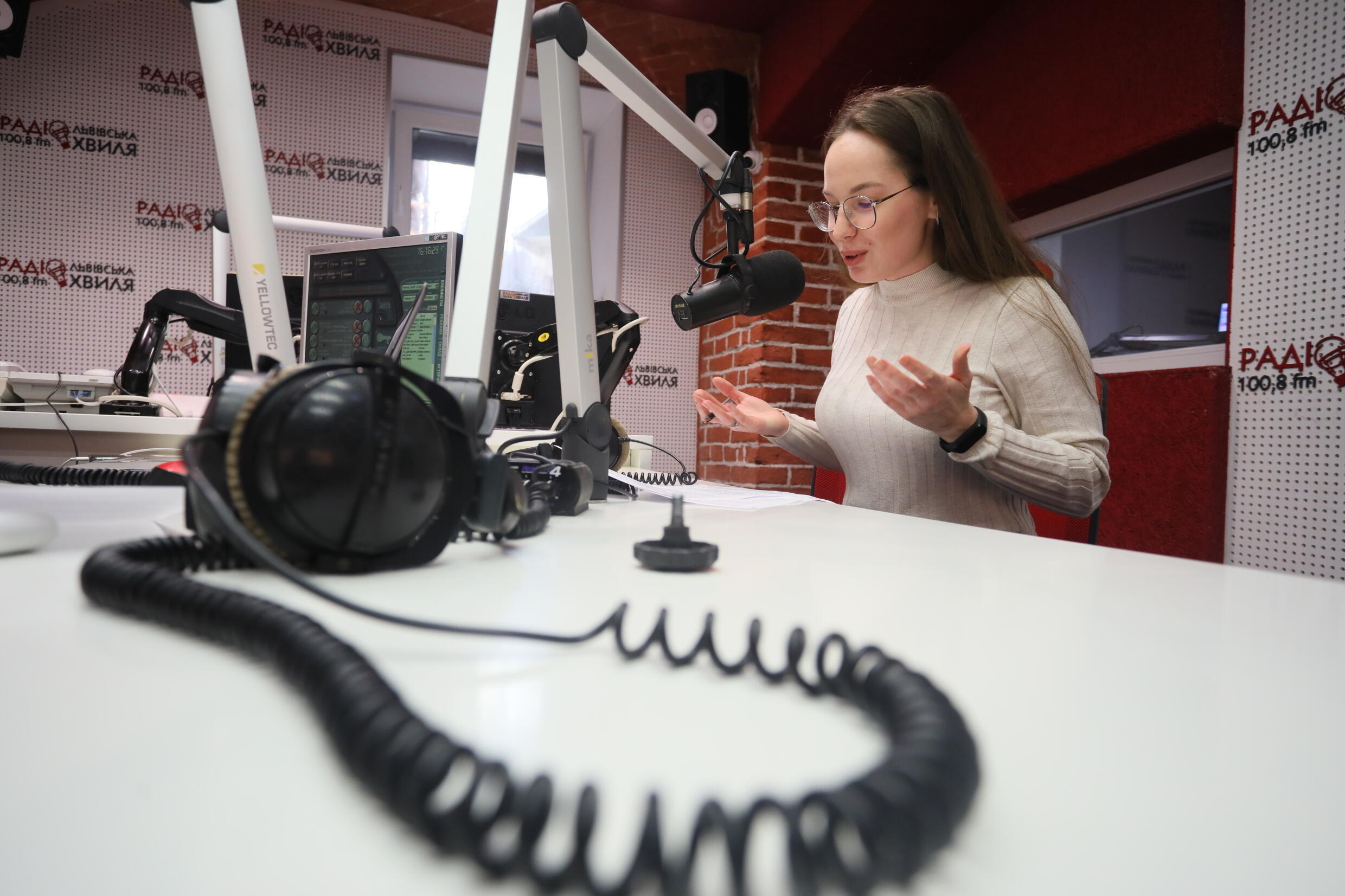 Dziennikarka Marta Oliarnik w lokalnym studiu radiowym "Lwowska Hwila"we Lwowie na Ukrainie, 18 marca 2022 r.