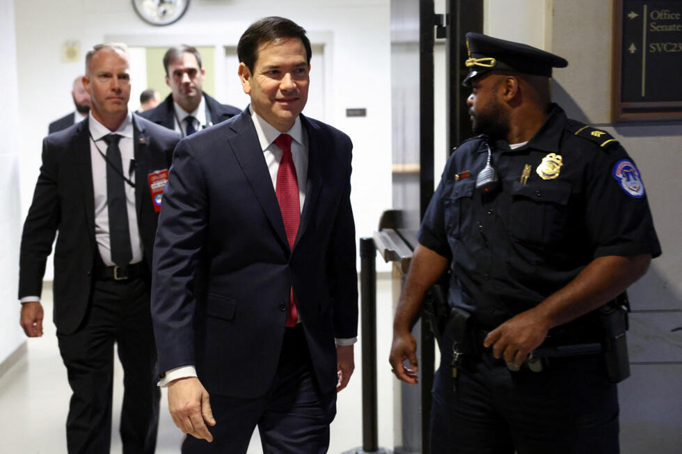 El secretario de Estado de Estados Unidos, Marco Rubio, llega a una sesión informativa clasificada para todos los senadores sobre la situación en Venezuela, en el Capitolio en Washington, DC, EE. UU., el 16 de diciembre de 2025.