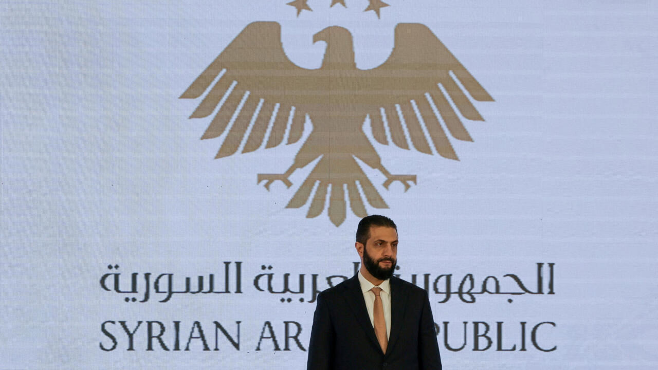 عام بعد سقوط الأسد... ما حصيلة حكم الشرع وأي تحديات للرجل القوي الجديد في البلاد؟