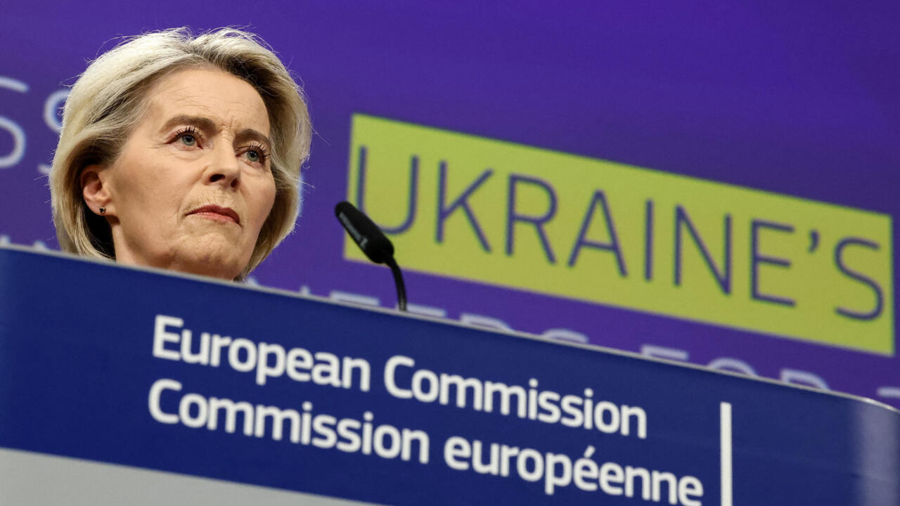 La presidenta de la Comisión Europea, Ursula von der Leyen, en una rueda de prensa en Bruselas, Bélgica, el 3 de diciembre de 2025.