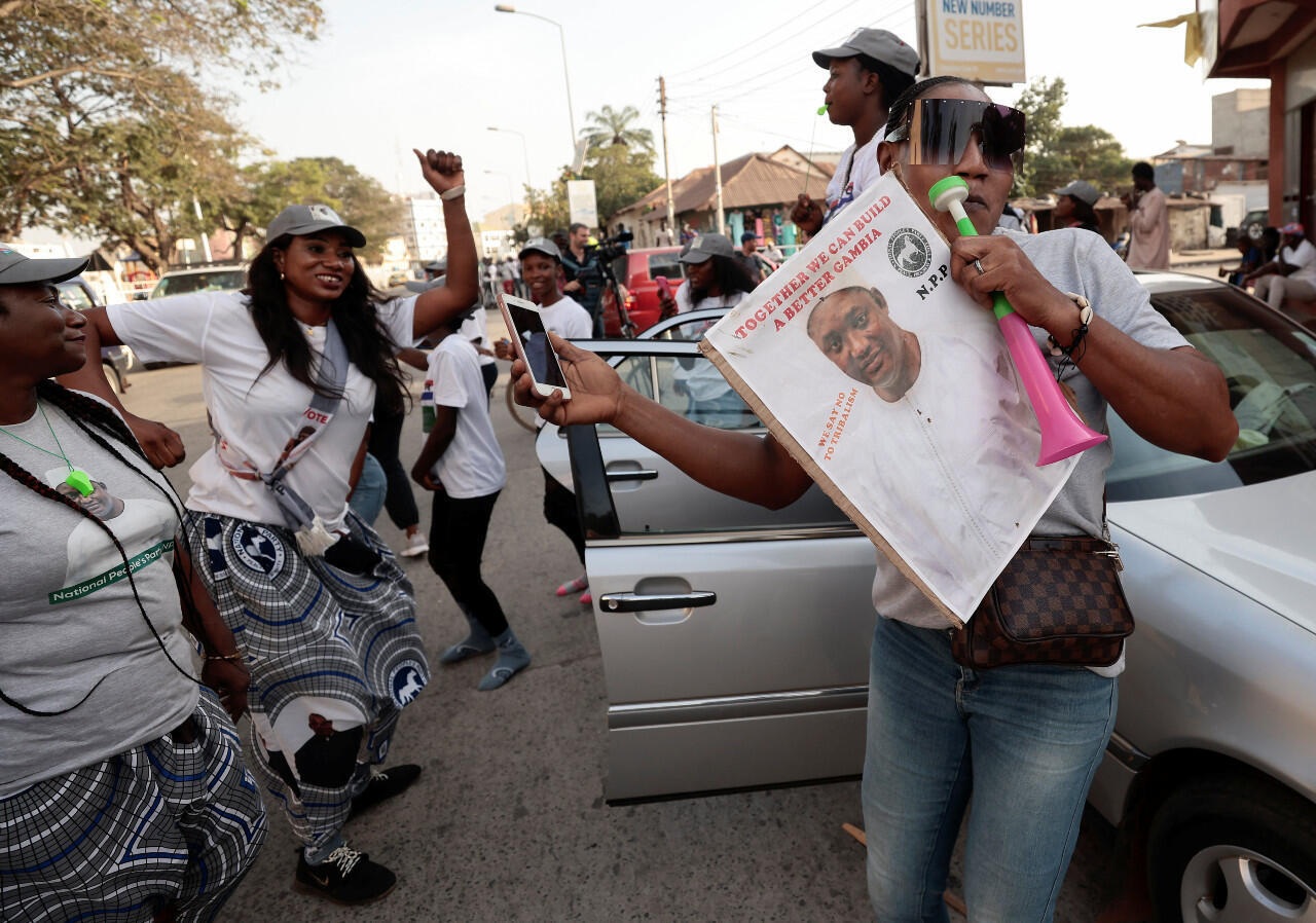 Seguidores de Adama Barrow celebran su victoria en las calles de Banjul, Gambia. 5 de diciembre de 2021.