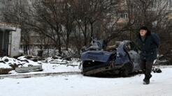 Un residente local pasa junto a un coche destruido en Kupiansk, región de Járkiv, el 13 de febrero de 2023.