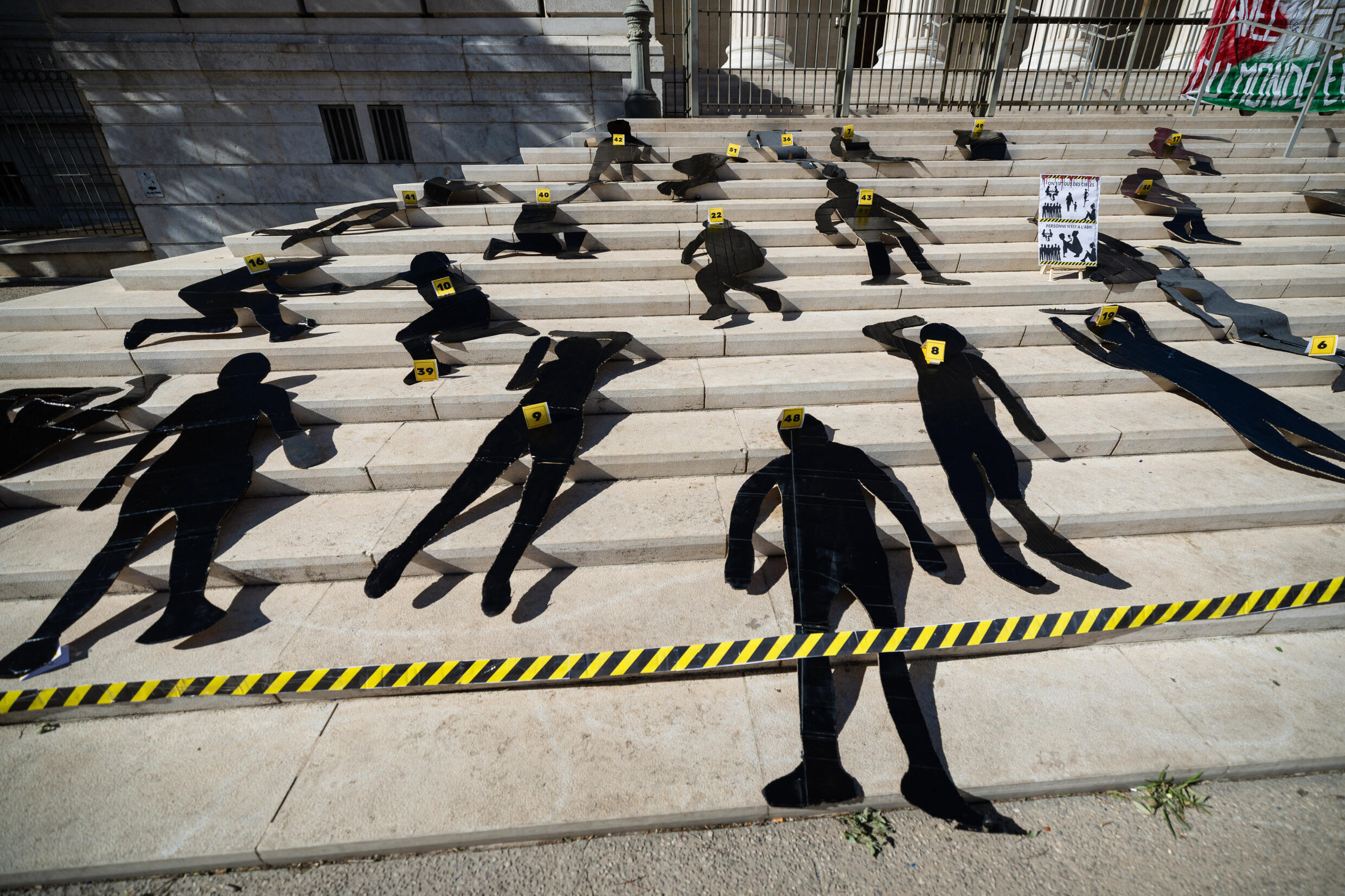 Des silhouettes représentant les corps de 49 personnes tuées dans la guerre de la drogue à Marseille en 2023 sur les marches du palais de justice lors d'une manifestation, le 14 septembre 2024.