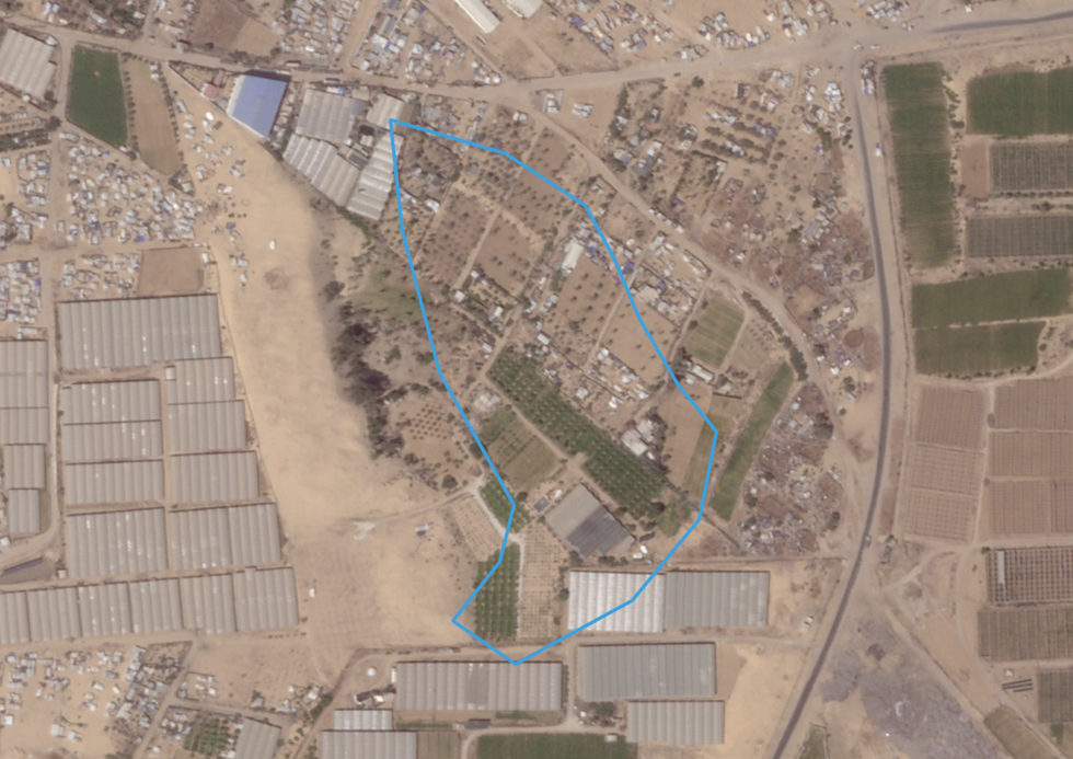 L’analyse de cette image satellite du 26 août 2025 montre que certaines des zones désignées par l’armée israélienne sont occupées par des champs et des serres.