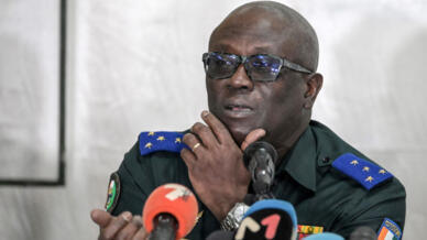 Le chef d'état-major de l'armée ivoirienne, le général Lassina Doumbia, s'adresse aux proches des 49 soldats ivoiriens détenus au Mali, à Abidjan, le 3 août 2022.