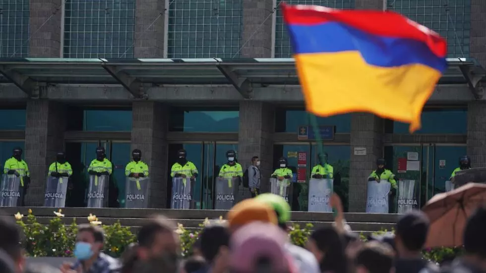 Manifestantes se reúnen frente a la Fiscalía General de la Nación durante una protesta en Bogotá, Colombia, 7 de mayo de 2021.