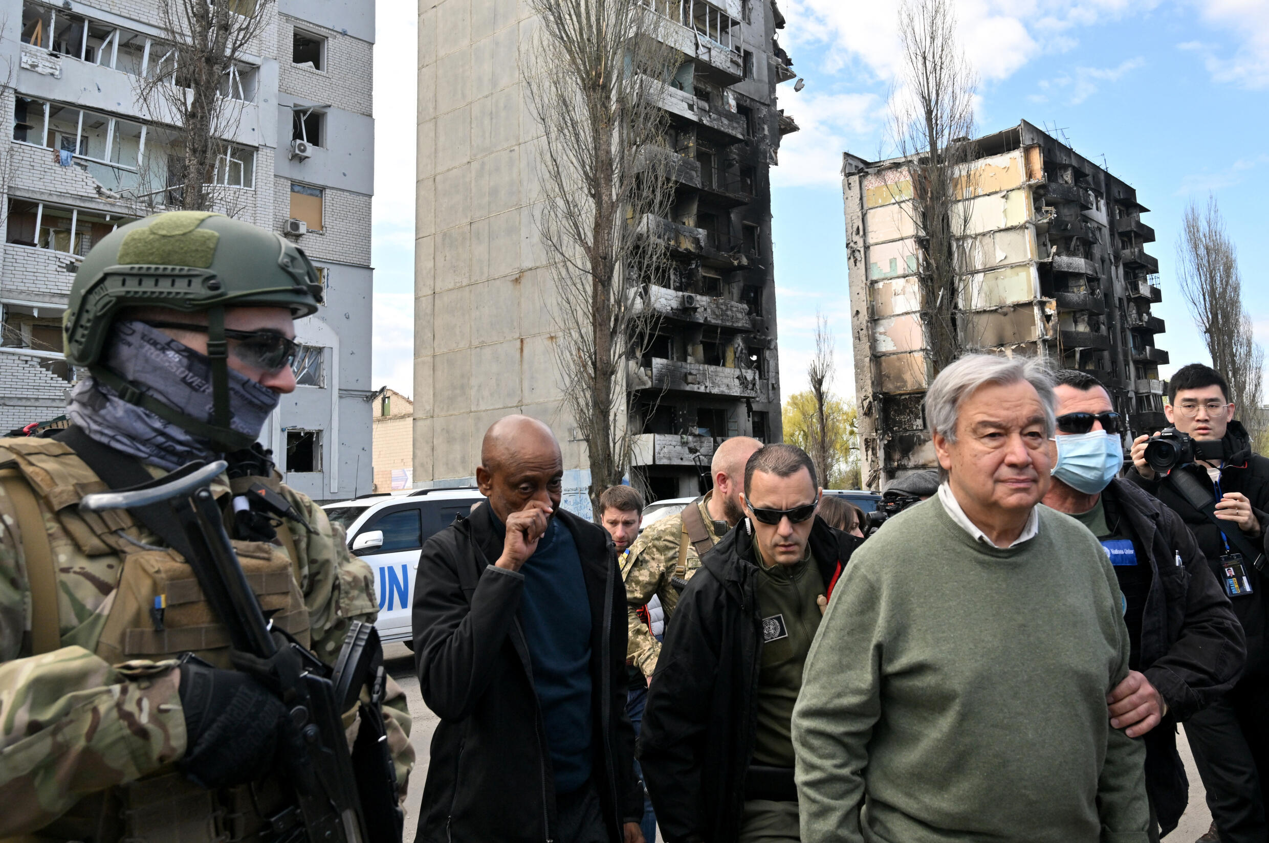 El secretario general de la ONU, António Guterres, visita Borodianka, en las afueras de Kiev, el 28 de abril de 2022.