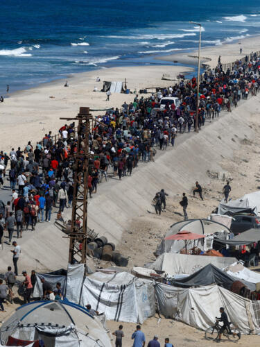 266 / 5.000
Palestinos, que fueron desplazados a la parte sur de Gaza por orden de Israel durante la guerra, caminan por una carretera mientras intentan regresar al norte después de que entró en vigor un alto el fuego entre Israel y Hamás en Gaza, en el centro de la Franja de Gaza, el 10 de octubre de 2025.