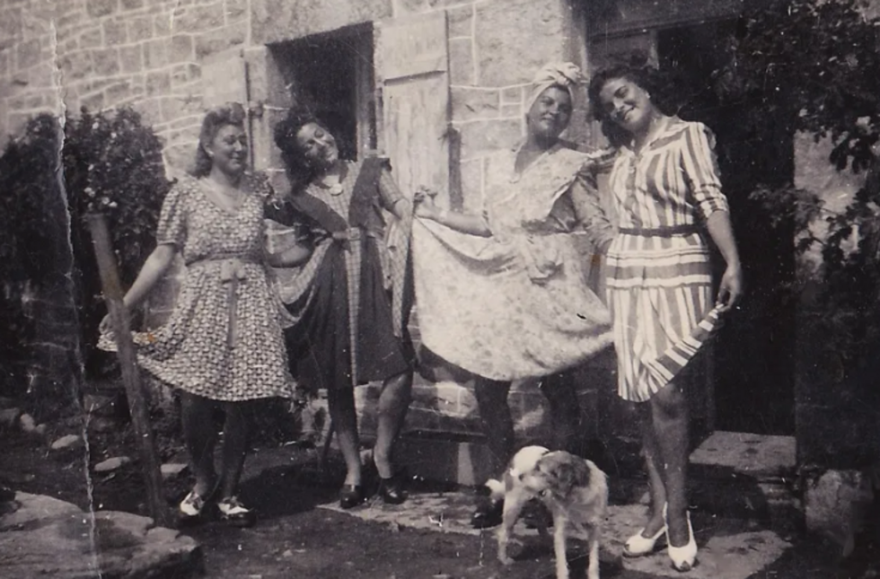 Ginette Kolinka à son retour des camps en 1945. Elle porte un foulard qui dissimule ses cheveux rasés.