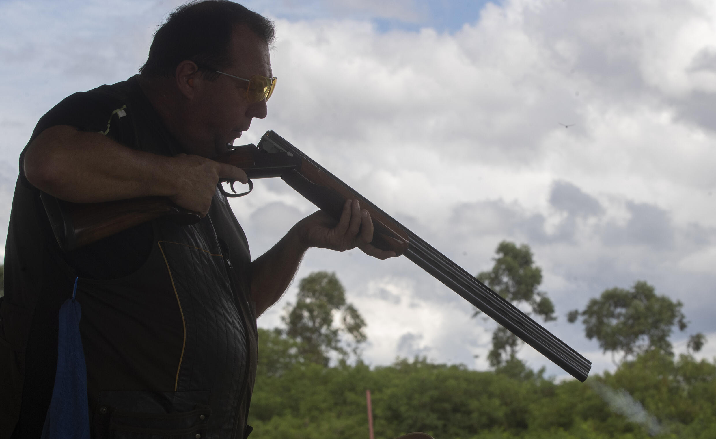 Un hombre dispara durante una sesión de entrenamiento un arma de alto calibre en Americana, estado de Sao Paulo, Brasil, el sábado 6 de marzo de 2021.