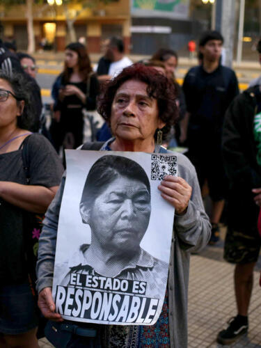 Una persona sostiene un cartel en una manifestación este jueves, por la desaparición de la activista medioambiental y Mapuche Julia Chuñil en Santiago.