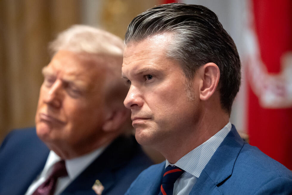 Archivo: El secretario de Guerra, Pete Hegseth, a la derecha, y el presidente Donald Trump escuchan durante una reunión del gabinete en la Casa Blanca, el martes 26 de agosto de 2025, en Washington.