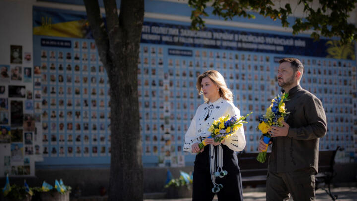 Le président ukrainien Volodymyr Zelensky et son épouse Olena déposent des fleurs sur le mur de la mémoire des défenseurs de l'Ukraine tombés au combat.