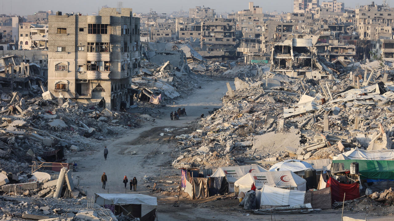 Palestinos caminan entre las ruinas de la ciudad de Gaza el 22 de octubre de 2025.