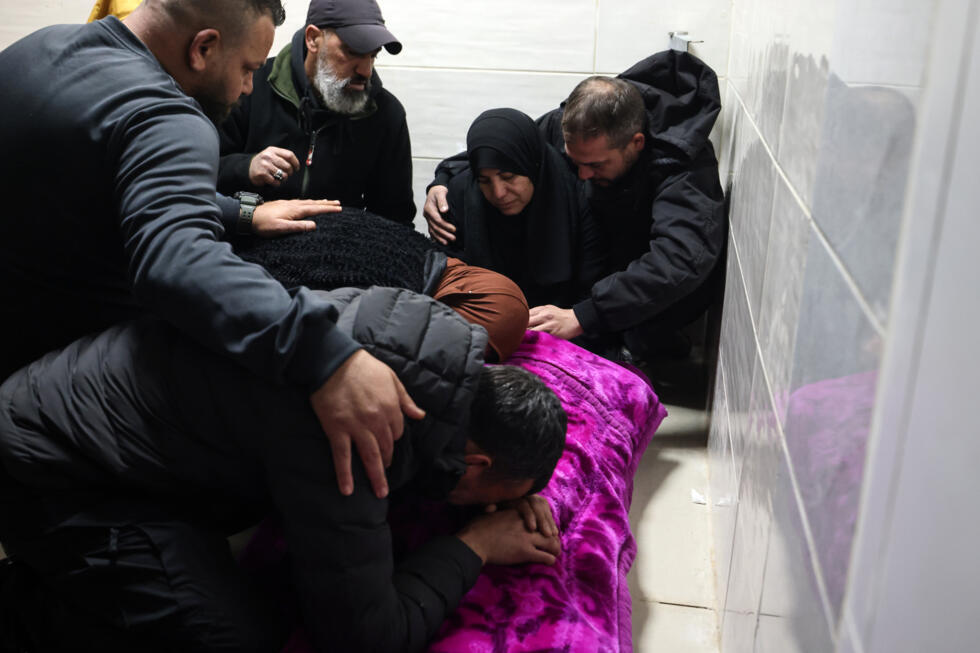 Des Palestiniens pleurent un de leurs proches tué lors d'un raid de l'armée israélienne à Jénine en Cisjordanie occupée, dimanche 2 février 2025.