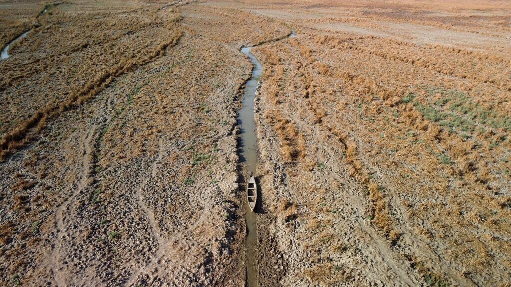 Vista aérea de la sequía que se registra en las marismas del sur de Irak en la provincia de Dhi Qar. 28 de septiembre de 2022.
Asaad NIAZI / AFP