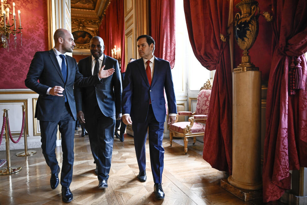 Le chef de la diplomatie française Jean-Noël Barrot (g), accompagné de ses homologues britannique David Lammy (c) et américain Marco Rubio (d), le 17 avril 2025 au ministère français des Affaires étrangères à Paris