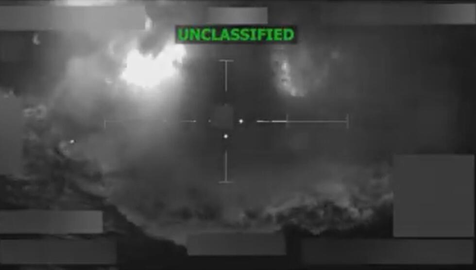 Captura de un video difundido por el secretario de Defensa de EE. UU., Pete Hegseth, el 10 de noviembre de 2025, en el que asegura que se aprecia el momento en que dos supuestas narcolanchas son atacadas por las fuerzas estadounidenses en el Pacífico oriental, cerca a Suramérica. Los hechos, según Hegseth, ocurrieron un día antes.