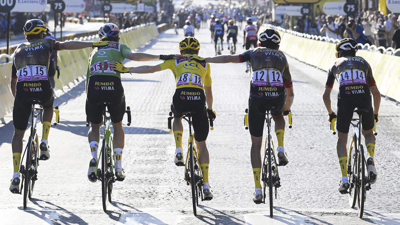 Los miembros del Jumbo Visma acompañan a Jonas Vingegaard a cruzar la meta en París, Francia, 24 de julio, 2022.