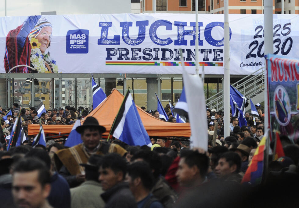 Partidarios del presidente boliviano, Luis Arce, asisten a un evento para su nominación como candidato presidencial por el partido gobernante Movimiento al Socialismo en La Paz el 28 de abril de 2025.